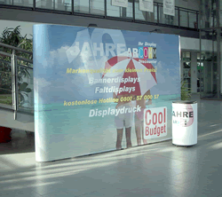 Faltdisplay "Cool Budget" 4x3 inkl. Bedruckung, Tonne und Leuchten (Faltdisplays)